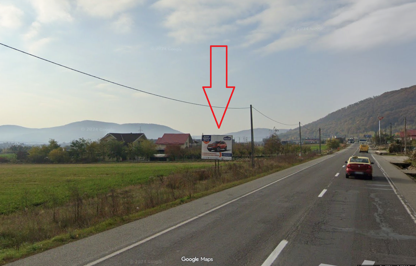 Panou publicitar outdoor amplasat pe drum național, zonă rezidențială cu trafic auto, vizibilitate bună, județul Bistrița-Năsăud
