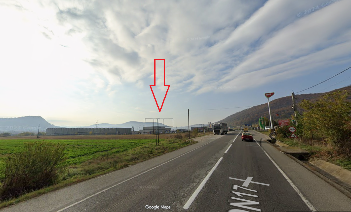 Panou publicitar outdoor pe drum național, zonă deschisă cu trafic auto intens, județul Bistrița-Năsăud
