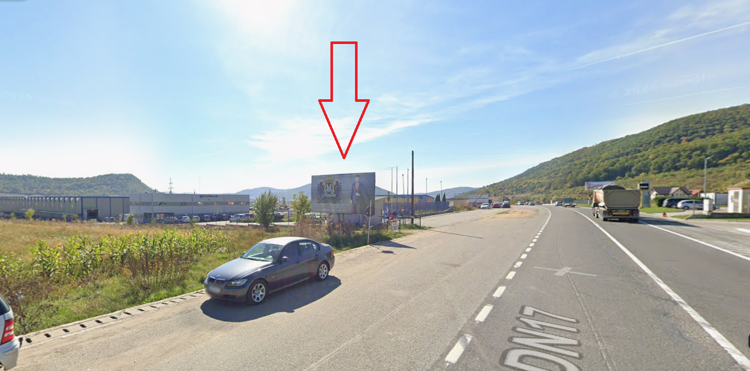 Panou publicitar stradal pe DN17, zonă comercială, trafic intens de tranzit
